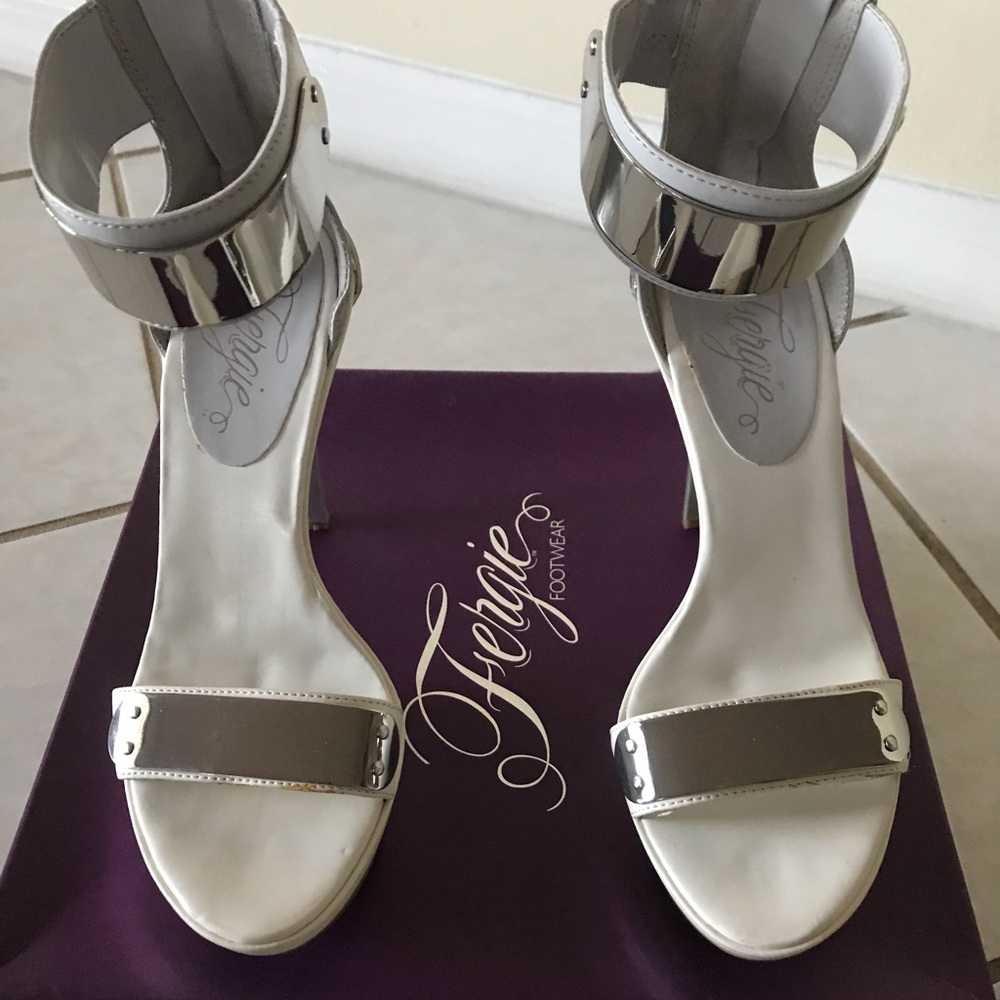 Fergie Cash, White/Cement Platform Pumps